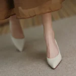 پامپ زنانه چرمی پاشنه‌بلند - تصویر 5