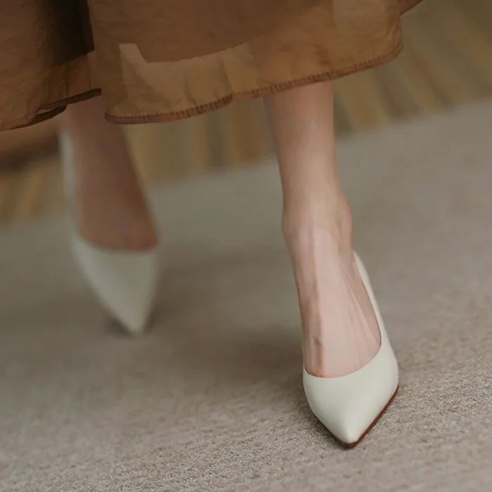 پامپ زنانه چرمی پاشنه‌بلند - تصویر 5