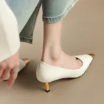 کفش پاشنه‌دار زنانه رنگ‌نود جزئیات‌فلزی - تصویر 3