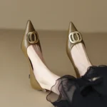 کفش پاشنه‌دار زنانه طلایی سگک‌فلزی - تصویر 4