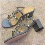 دمپایی زنانه پاشنه‌بلند میخ‌دار براق - تصویر 2