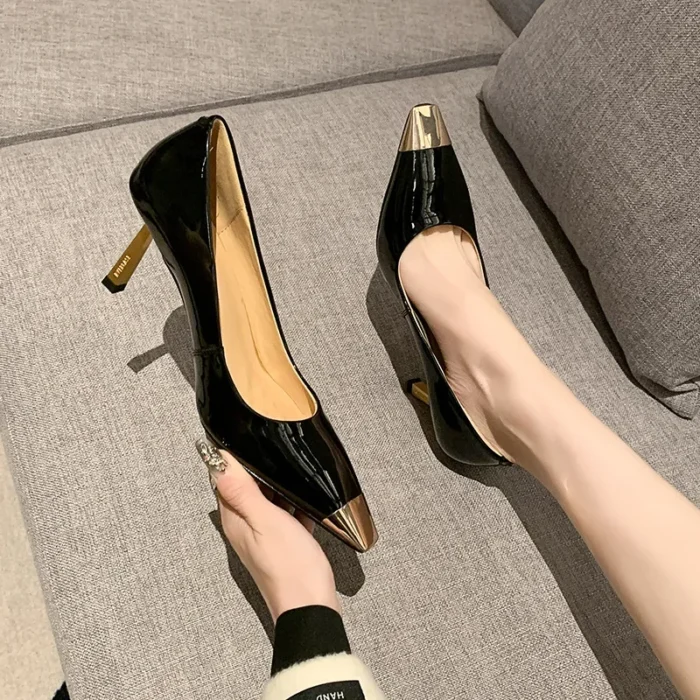 کفش پاشنه‌دار زنانه رنگ‌نود جزئیات‌فلزی - تصویر 1