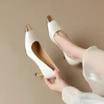 کفش پاشنه‌دار زنانه رنگ‌نود جزئیات‌فلزی - تصویر 6