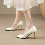 کفش پاشنه‌دار زنانه رنگ‌نود جزئیات‌فلزی - تصویر 4