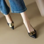 کفش پاشنه‌دار زنانه طلایی سگک‌فلزی - تصویر 2