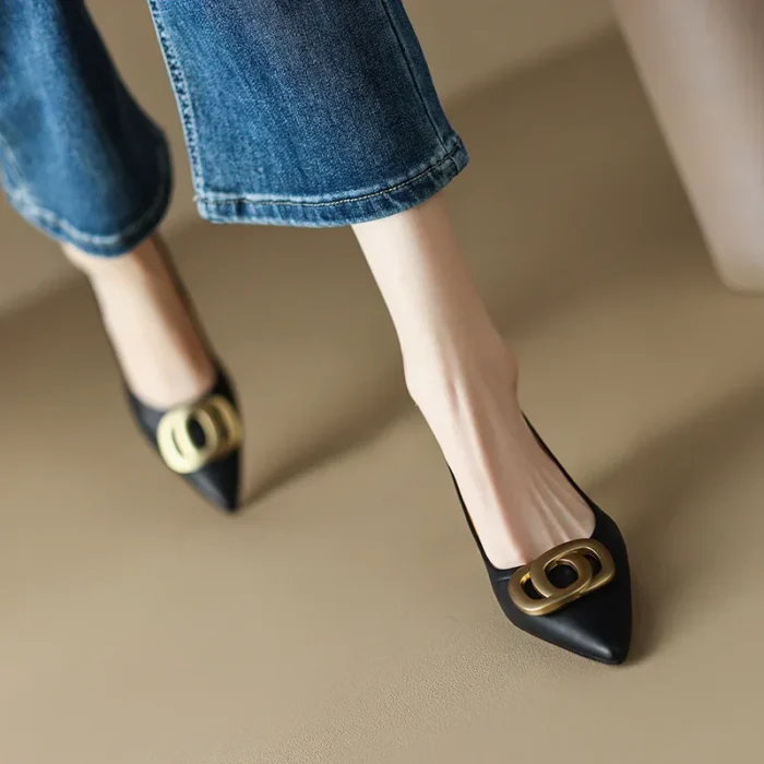 کفش پاشنه‌دار زنانه طلایی سگک‌فلزی - تصویر 2