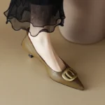 کفش پاشنه‌دار زنانه طلایی سگک‌فلزی - تصویر 5